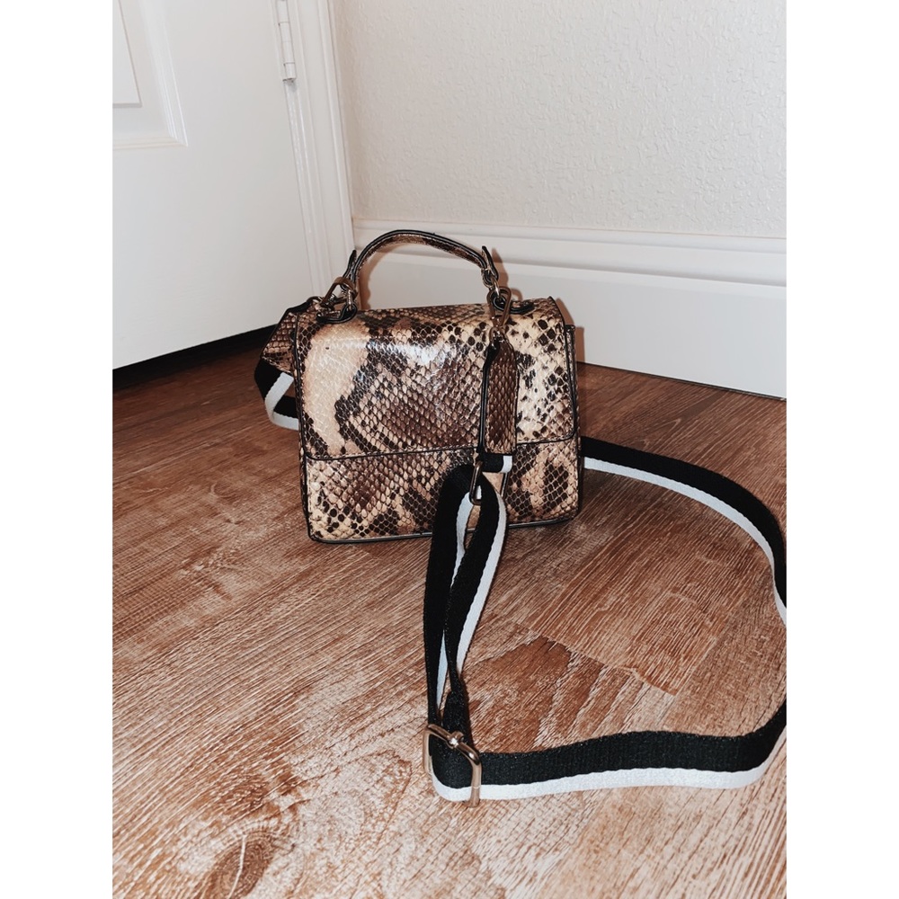 🖤Faux Snakeskin Crossbody 🖤
